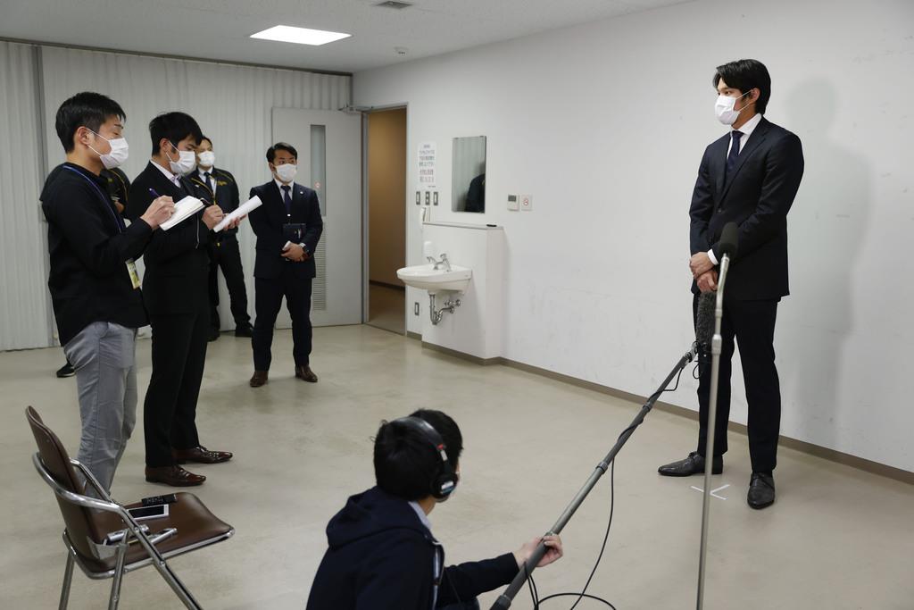 新型コロナウイルスに感染した阪神・藤浪晋太郎投手(右)。味覚と嗅覚の異状が現れた=4月23日午後、兵庫県西宮市(代表撮影・共同通信)