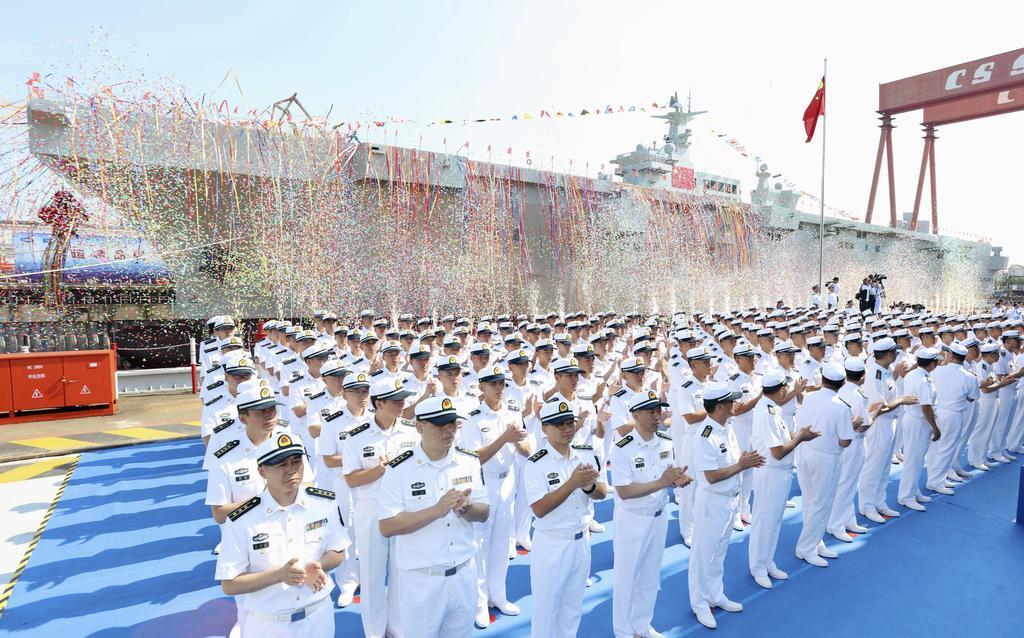中国軍初の強襲揚陸艦「075型」の進水式=2019年9月25日、上海(新華社=共同)