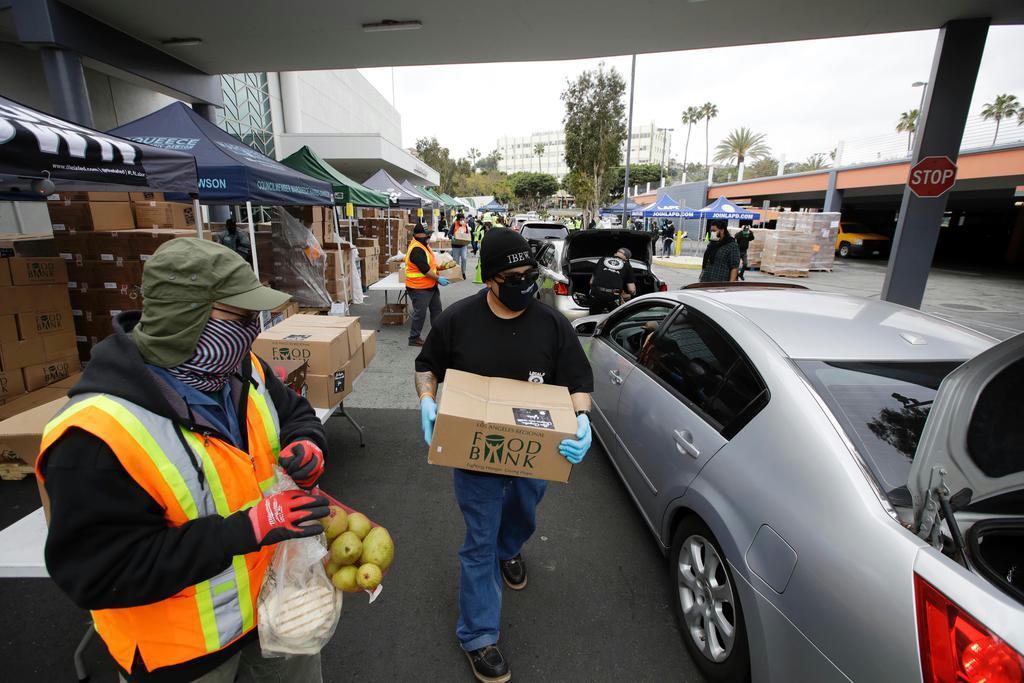 4月17日、多くの車が列をつくったカリフォルニア州ロサンゼルスの食料配給拠点(AP)