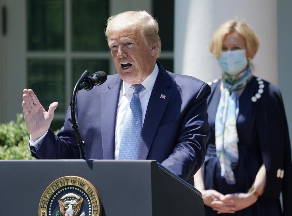 15日、米ワシントンのホワイトハウスで、新型コロナウイルス対策について話すトランプ大統領(ゲッティ=共同)