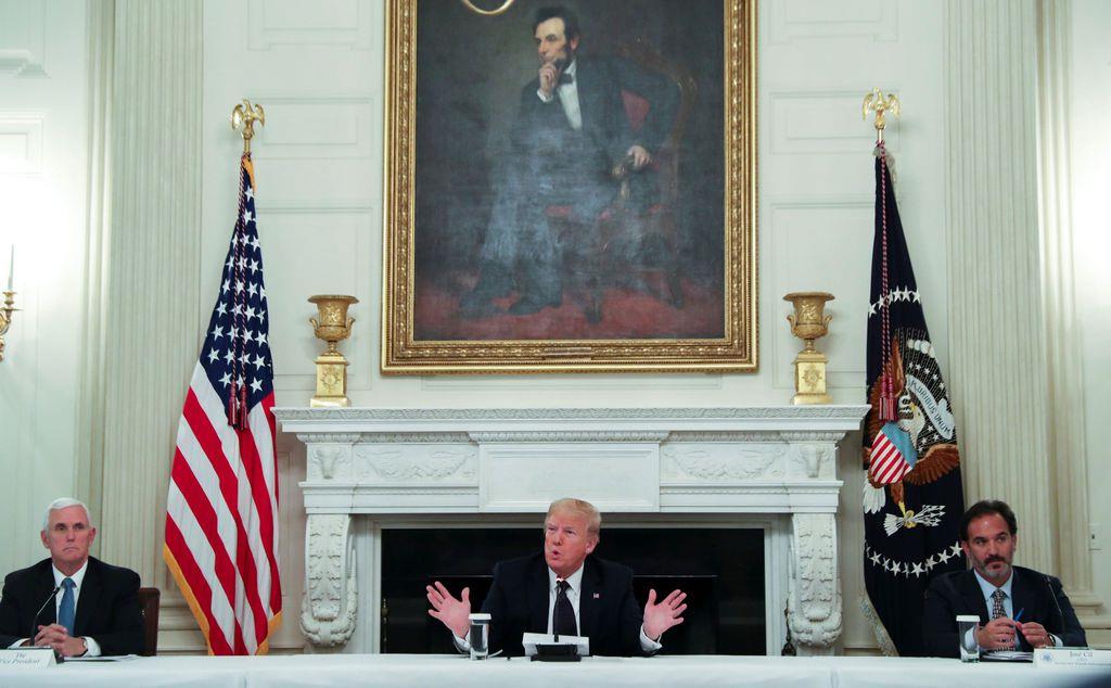 新型コロナウイルス関連会議で発言するトランプ米大統領。左はペンス副大統領＝１８日、ホワイトハウス（ロイター）