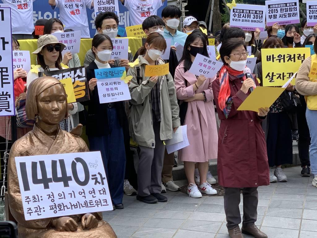 ２０日、疑惑で批判の渦中にある正義連はソウルの日本大使館前で恒例の抗議集会を開いた（名村隆寛撮影）