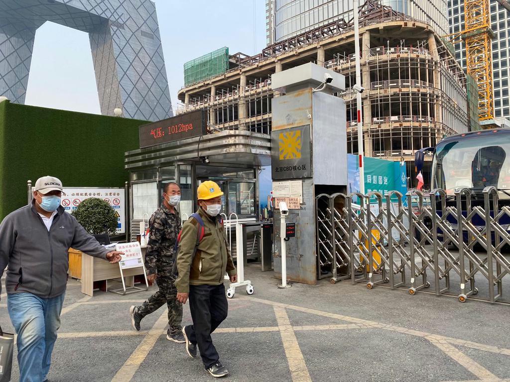 北京市中心部にあるビルの建設現場にも人の姿が戻り始めている＝４月１４日（三塚聖平撮影）