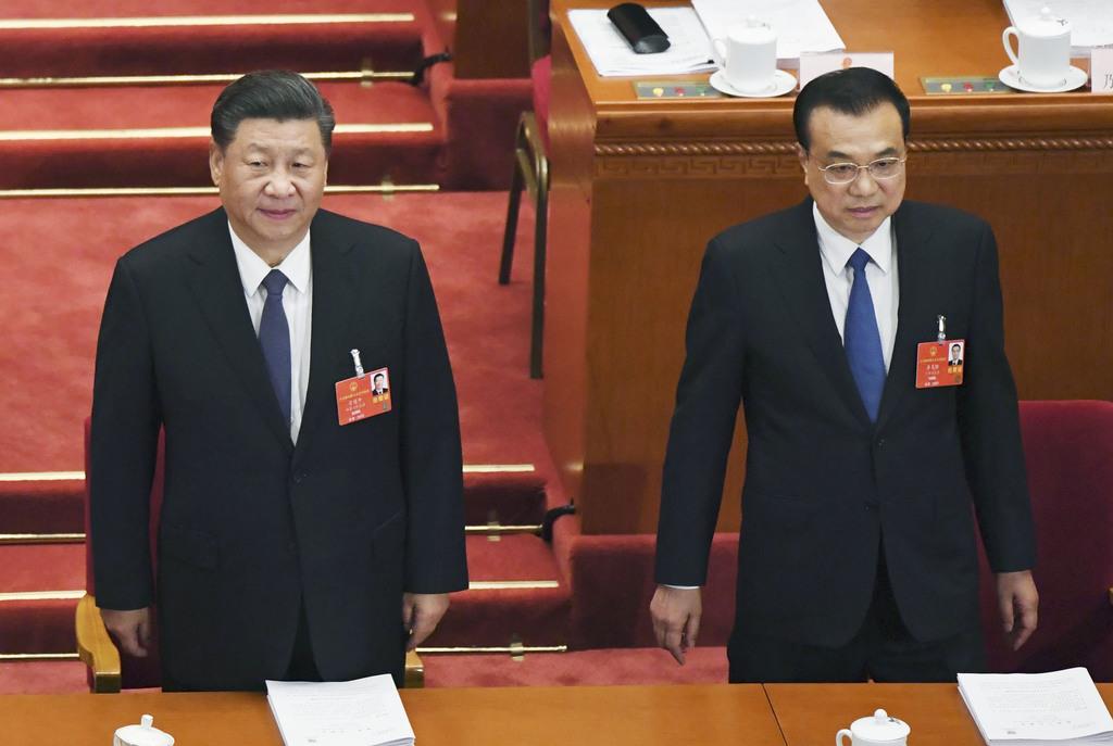 中国全人代の開幕式に臨む習近平国家主席(左)と李克強首相=22日、北京の人民大会堂(共同)