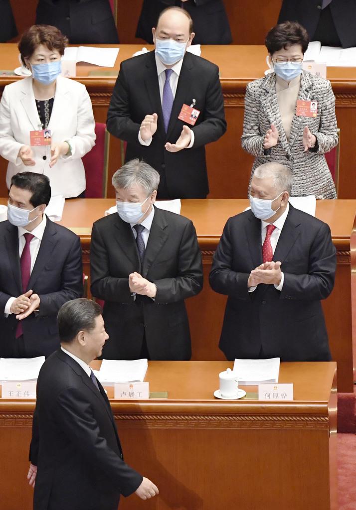 中国全人代の開幕式に出席した香港政府の林鄭月娥行政長官（上右）。下は習近平国家主席＝２２日、北京の人民大会堂（共同）