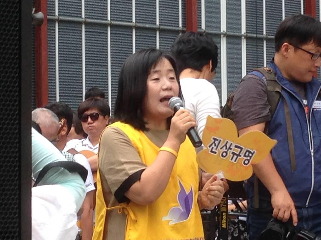 ソウルの日本大使館前での抗議集会で演説する尹美香氏(名村隆寛撮影)