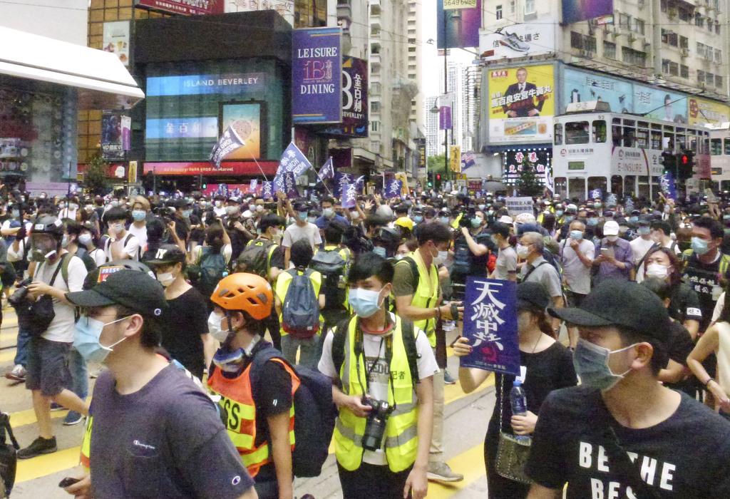 ２４日、香港の繁華街コーズウェイベイ（銅鑼湾）に集まったデモ参加者ら（共同）