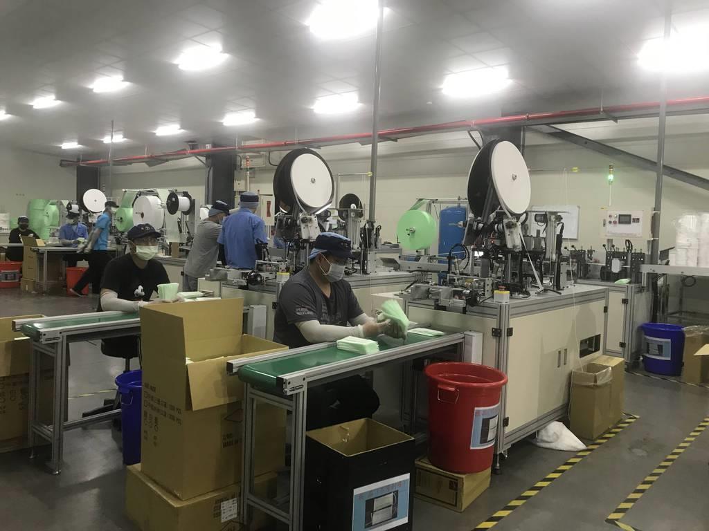 台湾南部、高雄市の南六企業。コロナのために新設されたマスクの生産ラインが、24時間体制で稼働している