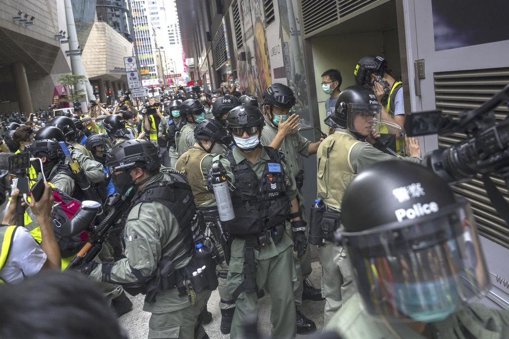 抗議デモを警戒する警官隊=5月27日、香港(ゲッティ=共同)