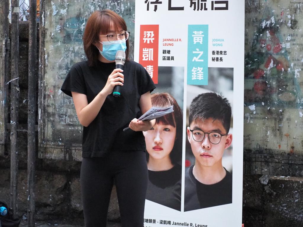 5月下旬、香港の住宅街で黄之鋒と自身のポスターを背に演説する区議の梁凱晴。2人で街頭活動を行うことも多い(藤本欣也撮影)