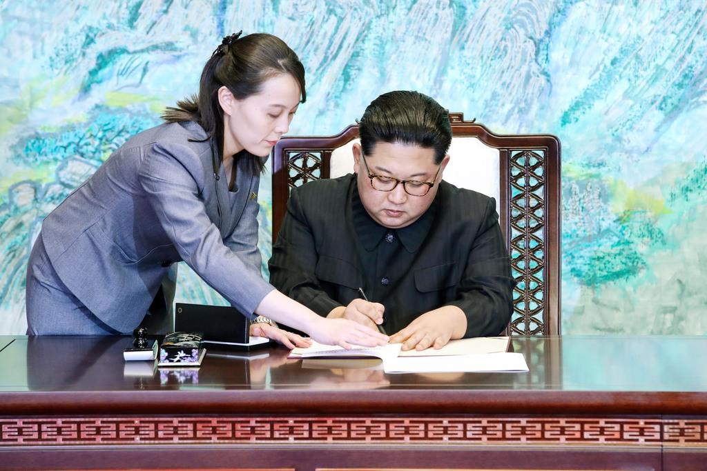 共同宣言に署名する北朝鮮の金正恩朝鮮労働党委員長。左は金与正党第1副部長=2018年4月27日、板門店の韓国側施設「平和の家」(韓国共同写真記者団撮影)