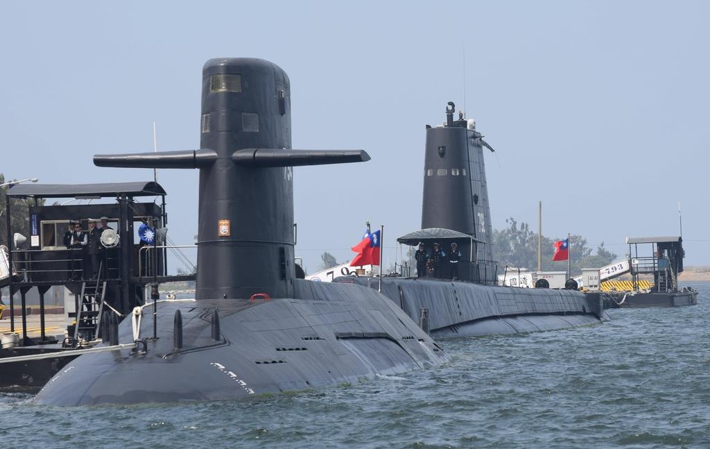台湾の南部・高雄市の左営海軍基地に停泊するズバールトフィス級(手前)とガピー級の潜水艦=2017年3月(田中靖人撮影)
