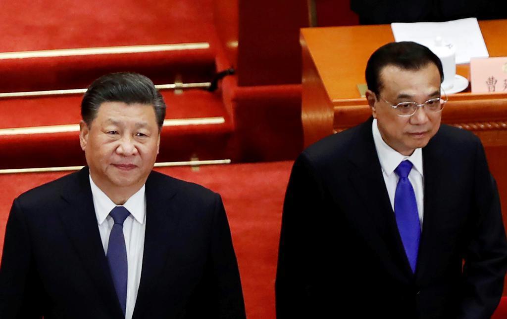 習近平国家主席(左)と李克強首相 =5月21日、北京(ロイター)