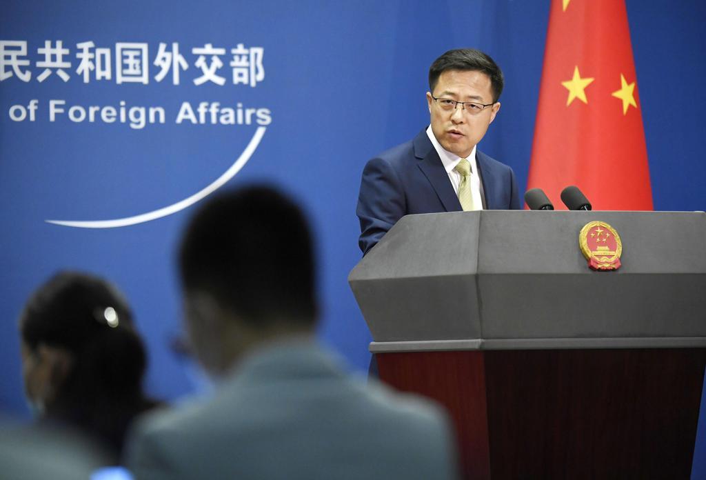 記者会見する中国外務省の趙立堅副報道局長=18日、北京(共同)