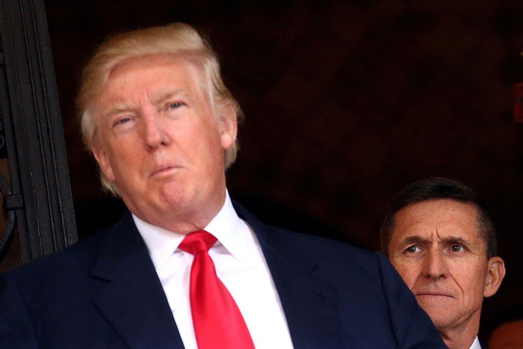 トランプ氏(左)とフリン氏。米国では、ロシア疑惑に関連して訴追されたフリン氏への起訴撤回をめぐり、火種がくすぶっている=2016年12月(ロイター)