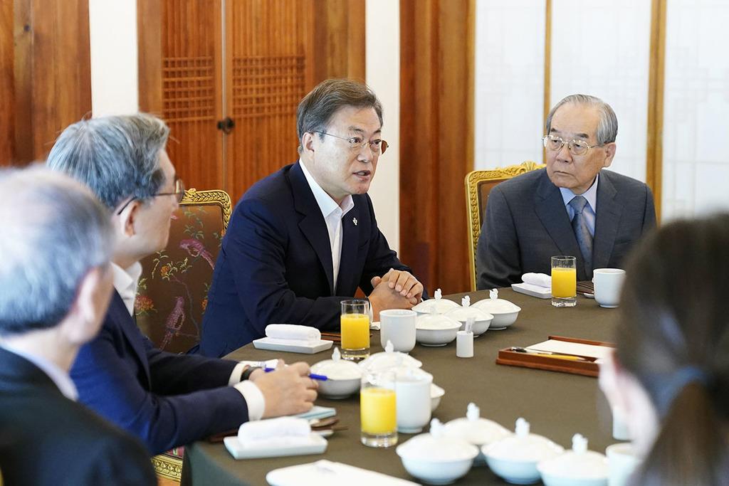 17日、ソウルの韓国大統領府で統一相経験者らとの昼食会を開いた文在寅大統領(左から3人目、大統領府提供・共同)