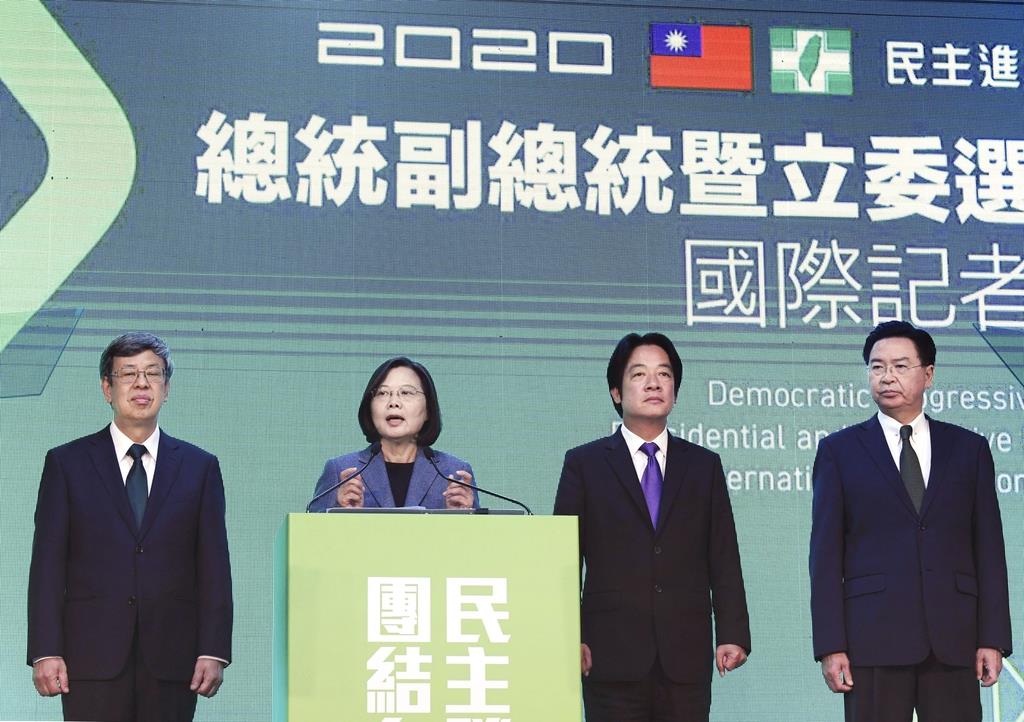 1月11日、台湾総統選で再選を果たし、台北市での記者会見で勝利宣言する民進党の蔡英文総統(左から2人目)(共同)