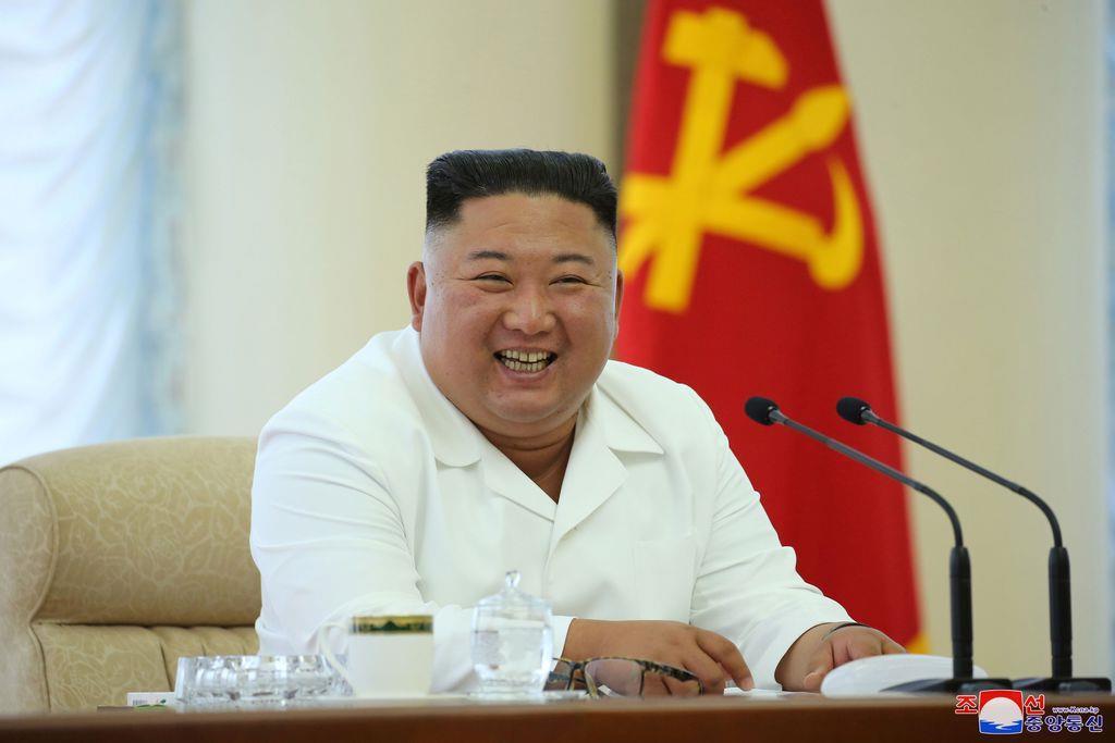 6月7日、朝鮮労働党の政治局会議に出席した金正恩氏(朝鮮中央通信=朝鮮通信)。にこやかな笑顔とは裏腹に、北朝鮮国内では食糧事情が逼迫しているとも伝えられる。