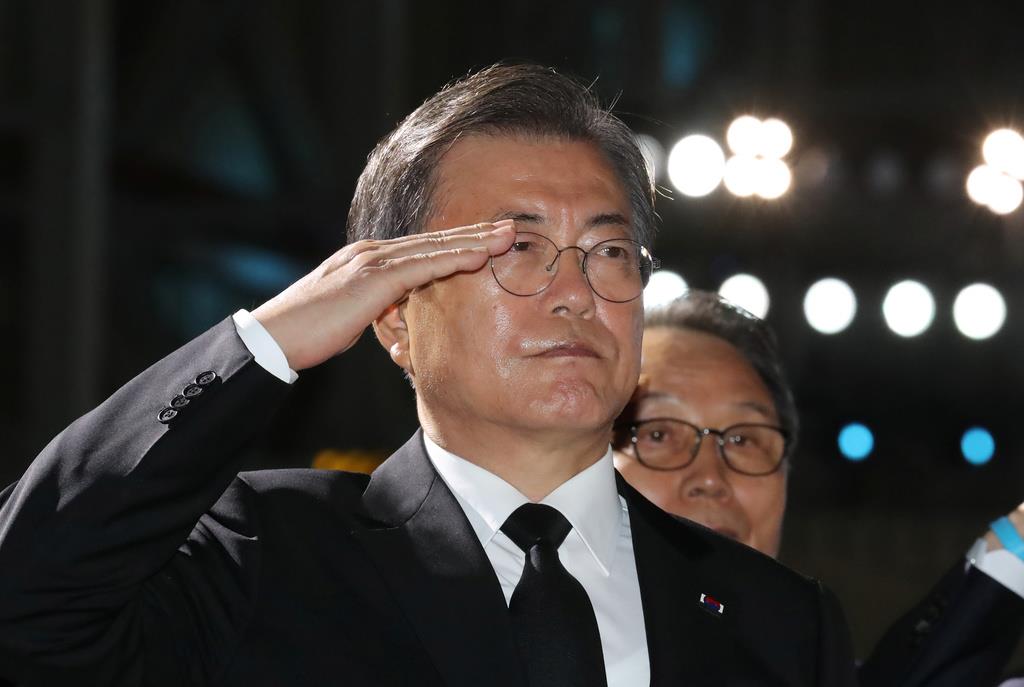 ２５日、朝鮮戦争の犠牲者を追悼する式典に出席した韓国の文在寅大統領。北朝鮮との対話と和解を訴えた（聯合＝ロイター）