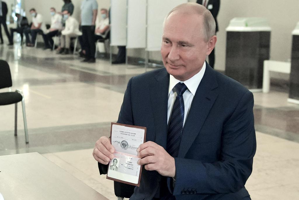 １日、投票のためモスクワの投票所を訪れたプーチン・ロシア大統領（ＡＰ）