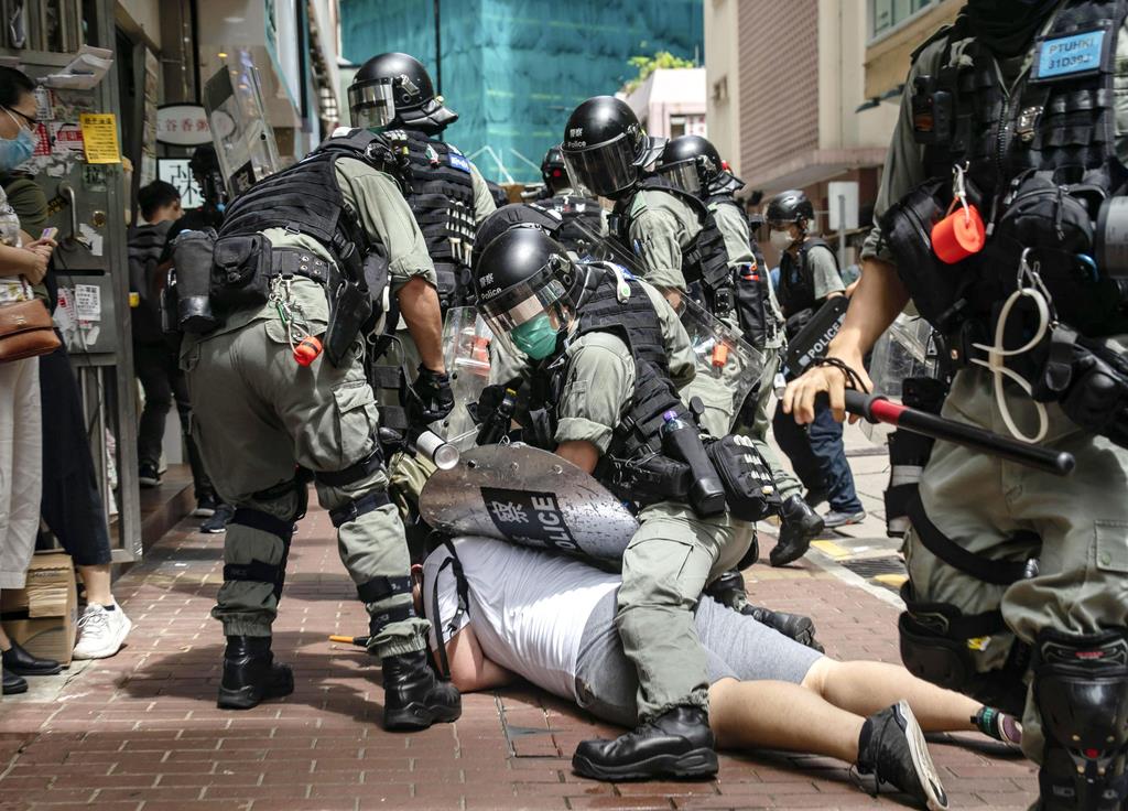 国安法の施行翌日、警察に押さえ込まれ、拘束される男性＝１日、香港（ゲッティ＝共同）