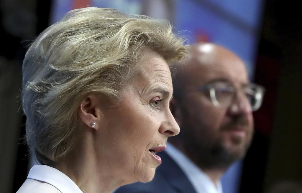 6月22日、中国との首脳会談後、記者会見する欧州連合(EU)のフォンデアライエン欧州委員長(左)=AP