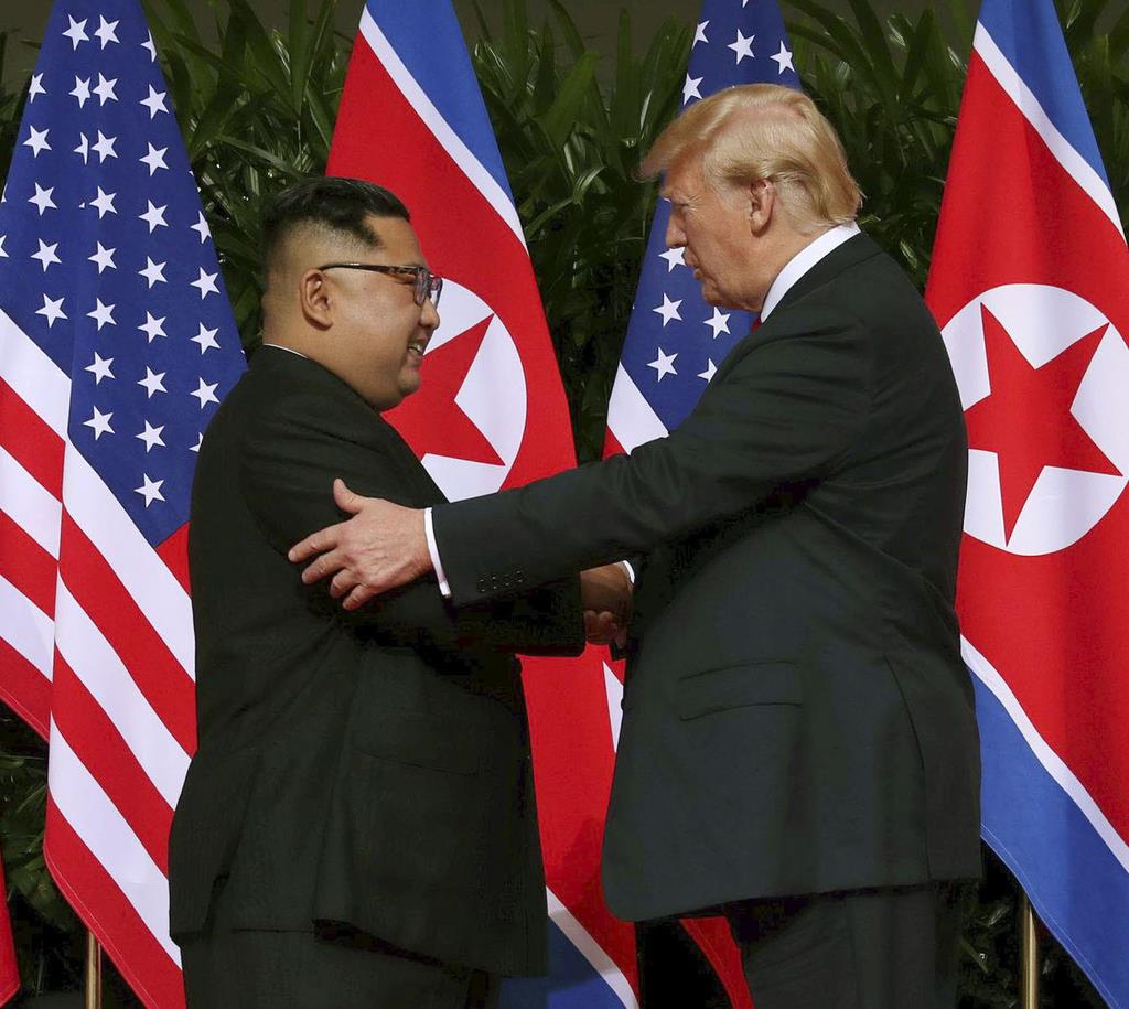 米朝首脳会談の冒頭で握手する北朝鮮の金正恩朝鮮労働党委員長（左）とトランプ米大統領＝２０１８年６月、シンガポール（ロイター）