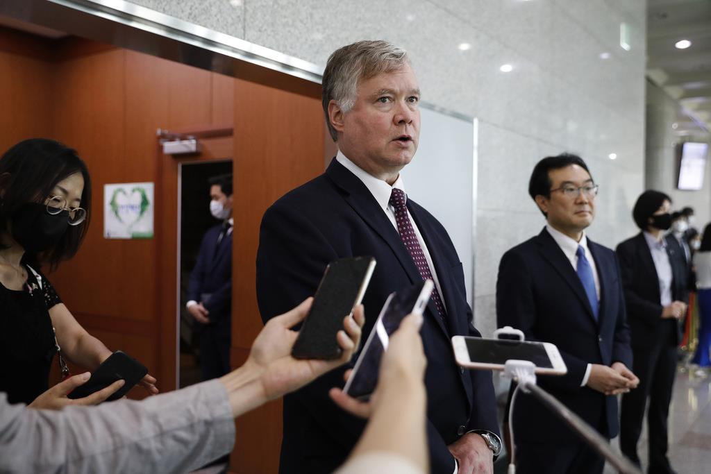 会見するビーガン国務副長官。右隣は李度勲(イ・ドフン)朝鮮半島平和交渉本部長=8日、ソウル(AP)