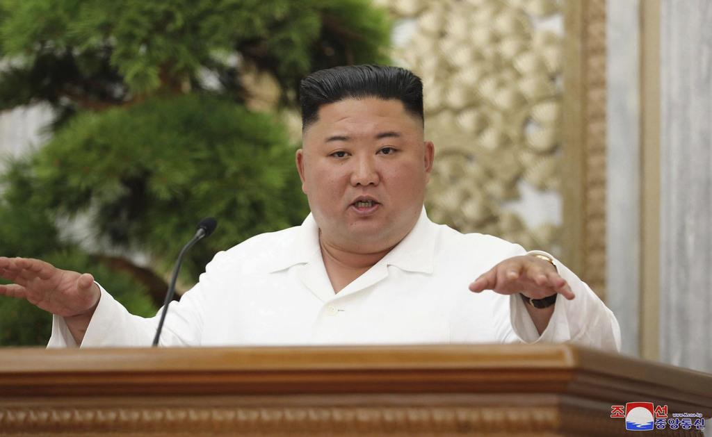 北朝鮮の朝鮮労働党政治局拡大会議に出席した金正恩党委員長=2日、平壌(朝鮮通信=共同)