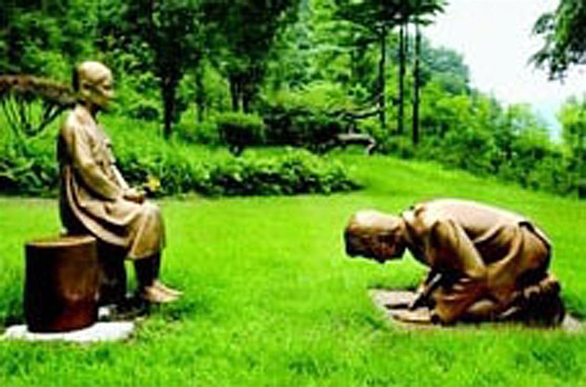 韓国・平昌にある「韓国自生植物園」に設置された少女像とひざまずいて謝罪する安倍首相をモチーフとした像(同園提供・共同)