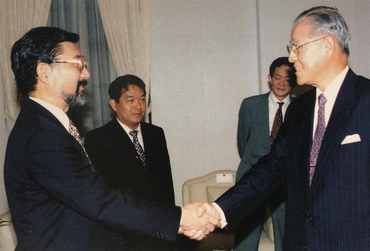 元台北支局長、吉田信行氏（左）と総統府で握手する李登輝氏＝１９９５年８月１８日（李登輝基金会提供）