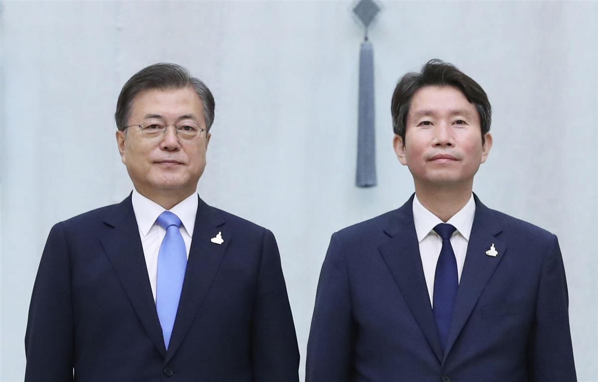 ７月２９日、ソウルの韓国大統領府で写真に納まる文在寅大統領（左）と李仁栄統一相（聯合＝共同）