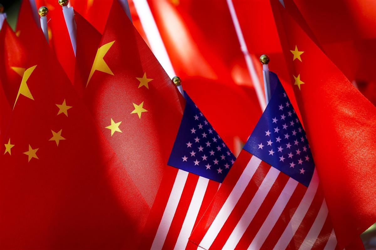 米国と中国の国旗（ＡＰ＝共同）