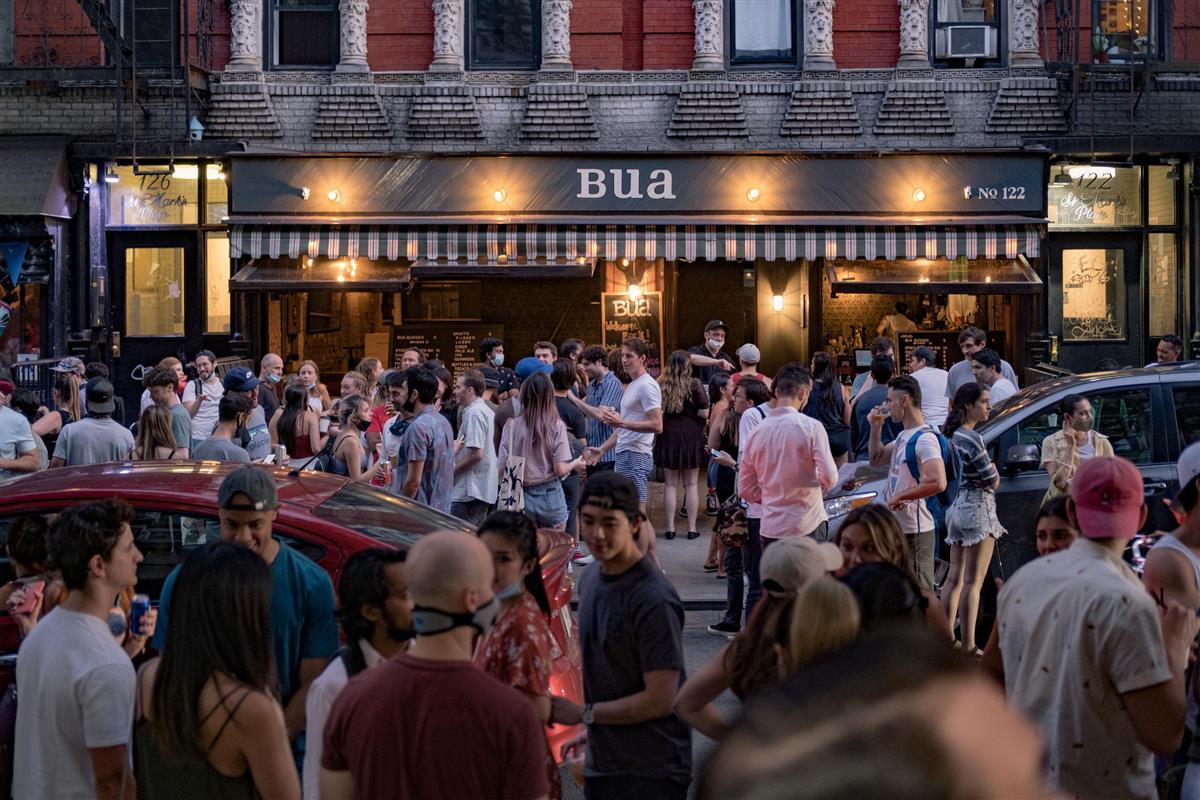 パブの外で飲食を楽しむ大勢の人々＝６月１２日、米ニューヨーク（ロイター）