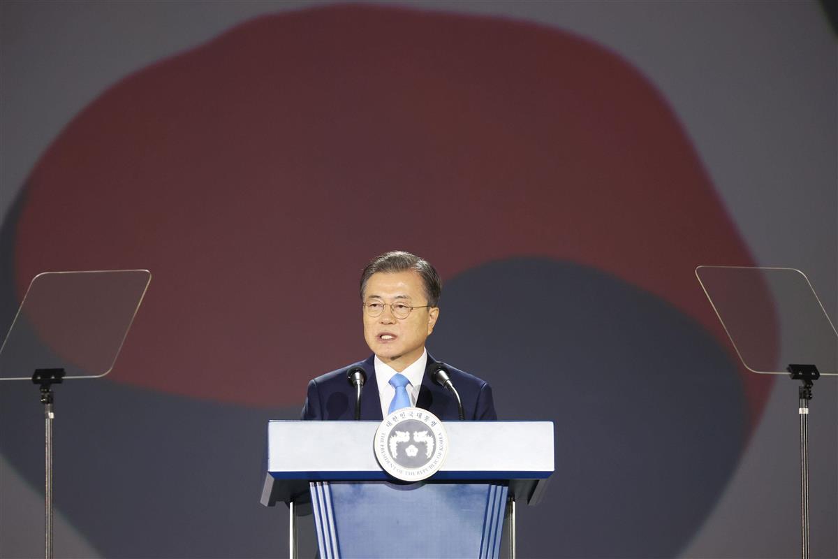 「光復節」の式典で、演説する韓国の文在寅大統領=15日、ソウル(聯合=共同)
