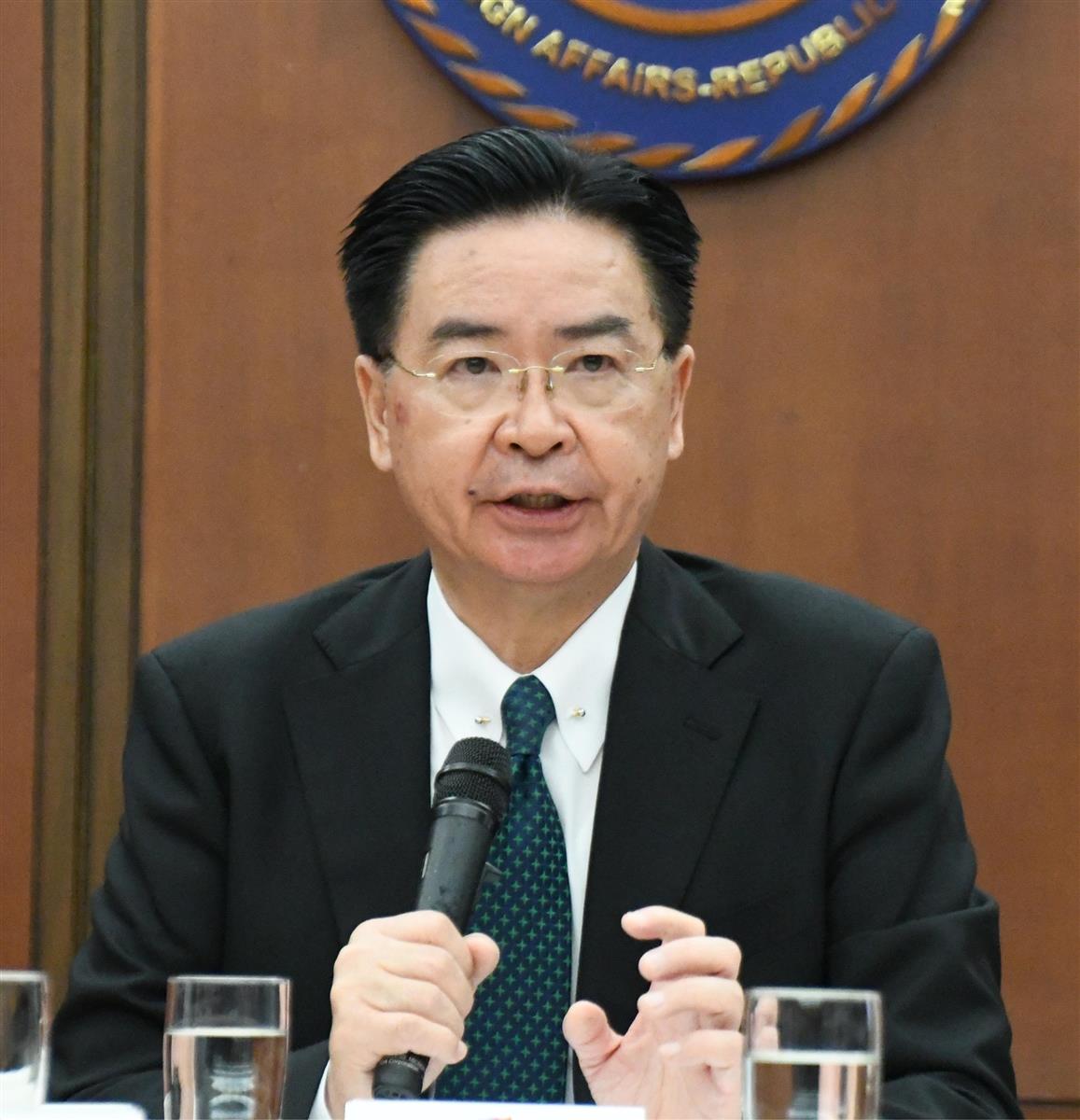 記者会見する台湾の呉●(=刊の干を金に)燮外交部長=7月22日、台北(共同)