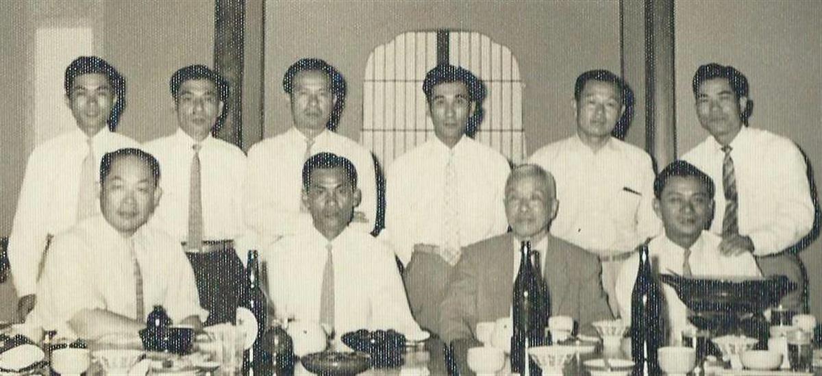近藤兵太郎(前列右から2人目)を囲む嘉義農林のOBら。呉明捷(同左)、呉昌征(後列左から3人目)、洪太山、呉新亨らの顔も見える=昭和34年、東京都内(堀川盛邦氏提供)