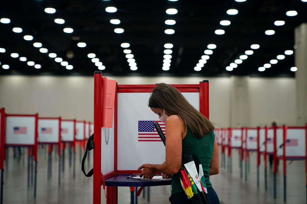 米南部ケンタッキー州で行われた大統領予備選で投票する市民 =6月23日(ロイター)
