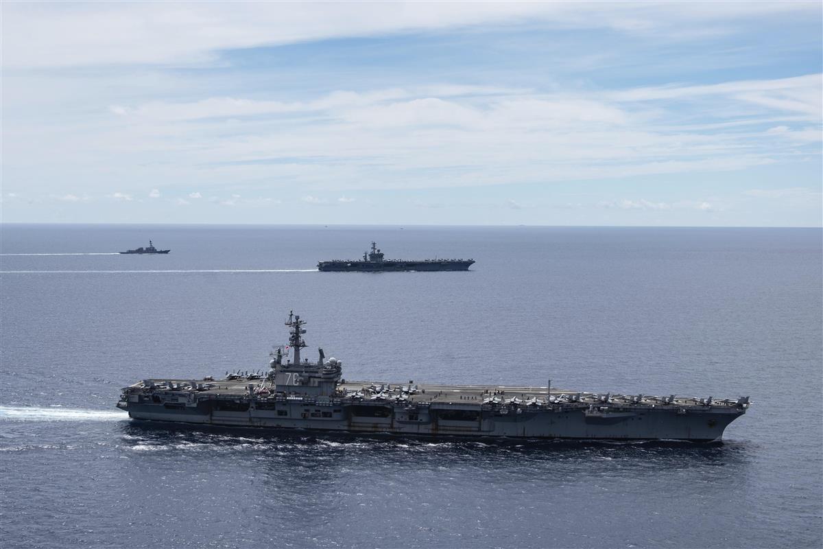 南シナ海に展開する米空母ロナルド・レーガン(手前)とニミッツ(奥)=7月6日(米海軍提供=AP)