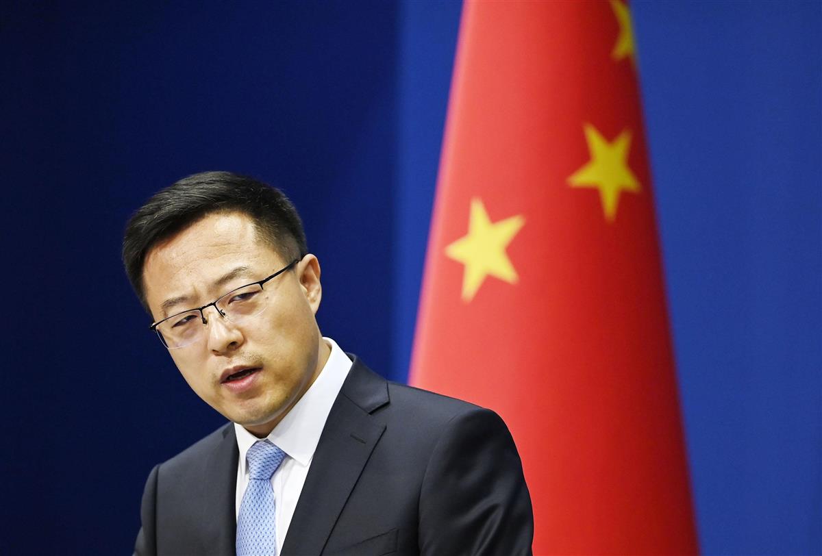記者会見する中国外務省の趙立堅副報道局長=19日、北京(共同)