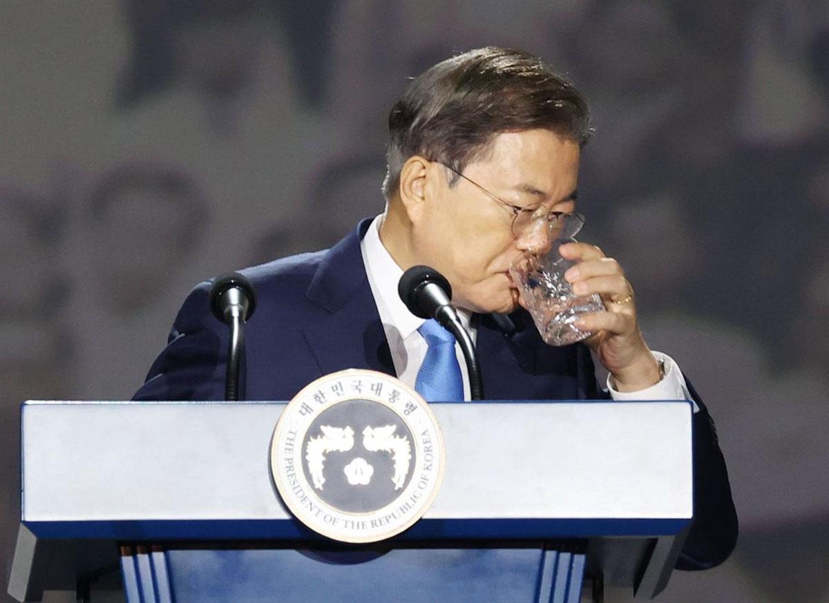 15日、ソウルで開かれた「光復節」式典で演説する途中、水を口にする韓国の文在寅大統領(聯合=共同)