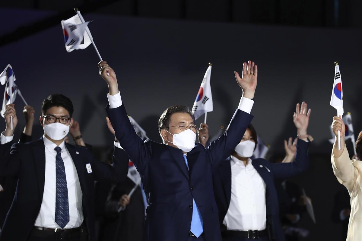 8月15日、日本統治からの解放を記念する光復節の式典に出席した文在寅大統領(中央)=ソウル(AP)