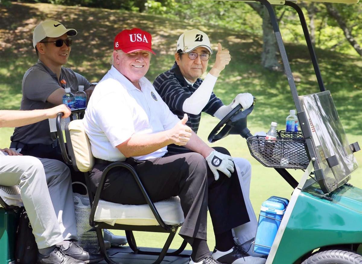 安倍晋三首相が運転するゴルフカートに乗り、笑顔を見せるトランプ米大統領=2019年5月26日、千葉県茂原市の茂原カントリー倶楽部(内閣広報室提供)