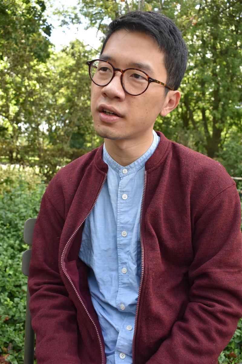 ロンドン市内で取材に応じる羅冠聡氏(板東和正撮影)