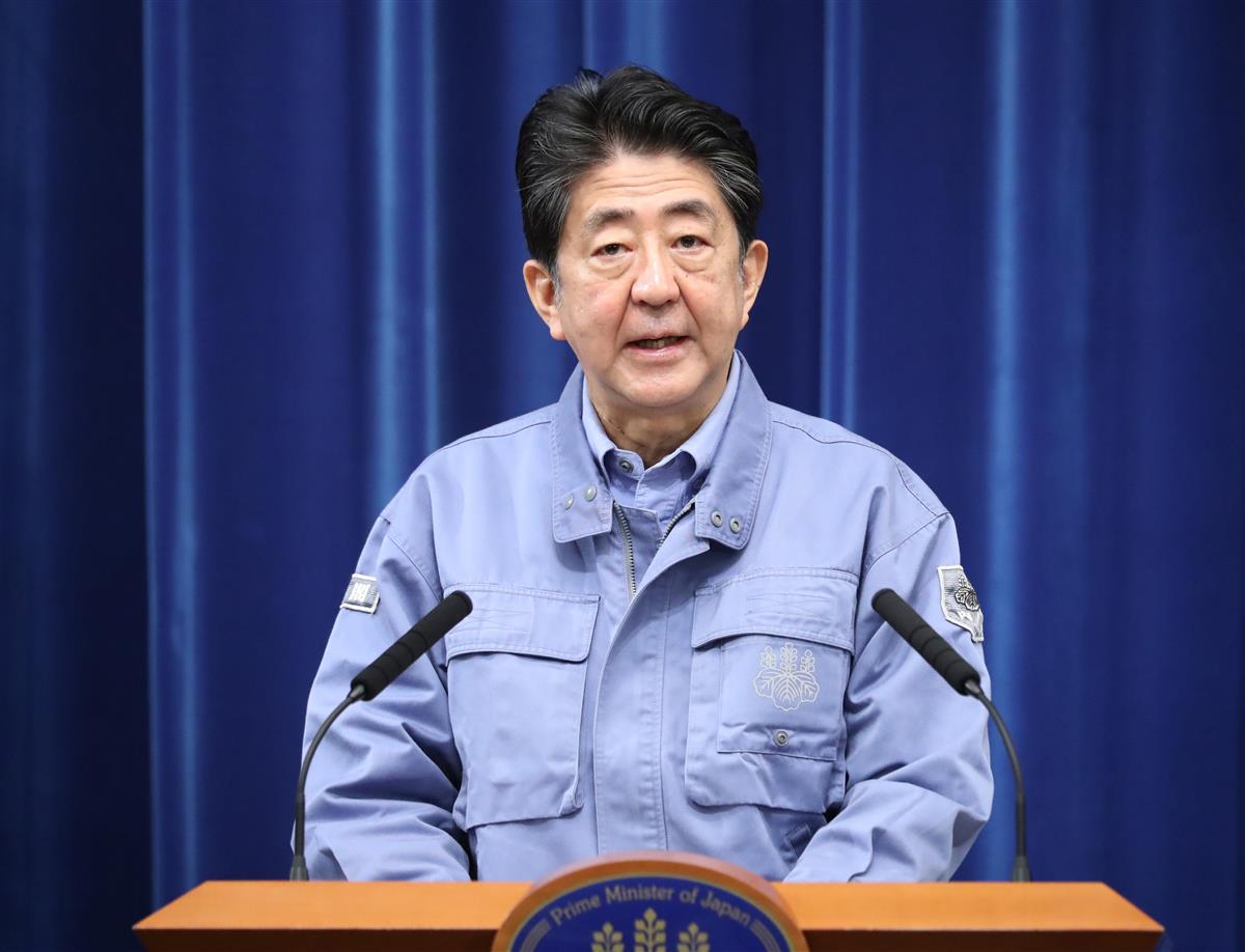 会見に臨む安倍晋三首相=1日午前、首相官邸(春名中撮影)