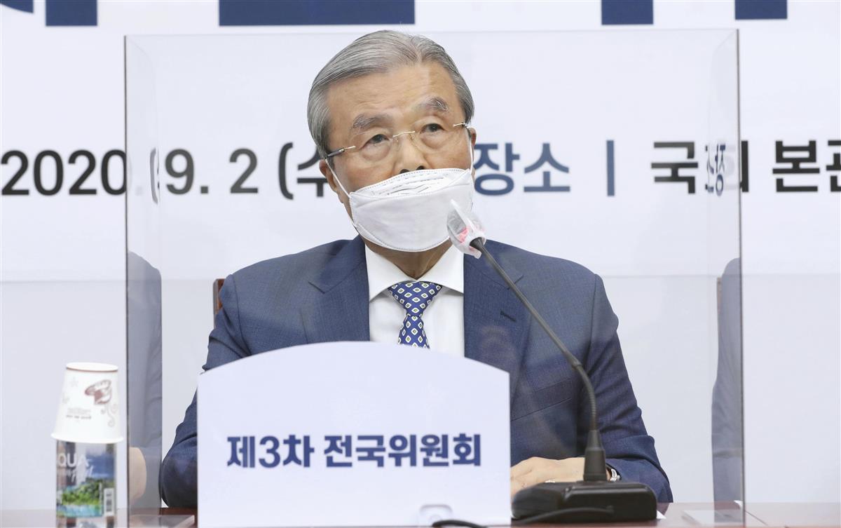 2日、「未来統合党」の全国委員会で発言する金鍾仁・非常対策委員長。党名を「国民の力」に変更することを決めた=ソウル(聯合=共同)