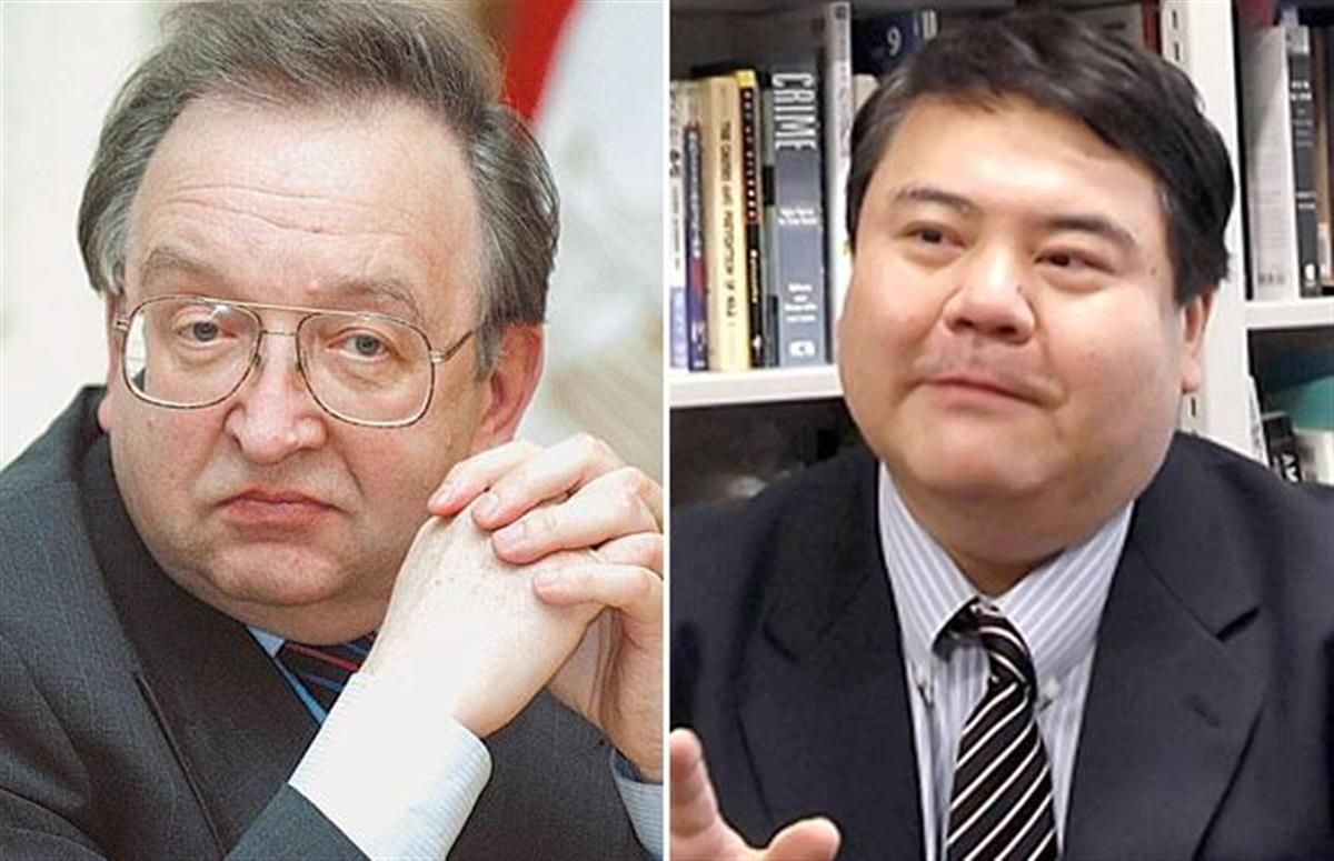元駐日ロシア大使のアレクサンドル・パノフ氏と上智大学の前嶋和弘教授(右)