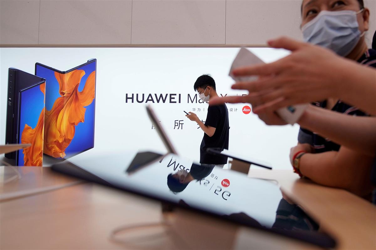 9月15日に発効した米国の中国・華為技術(ファーウェイ)への輸出規制は、同社の経営を揺るがしかねない=2020年1月、中国・上海にある華為の店舗(ロイター)