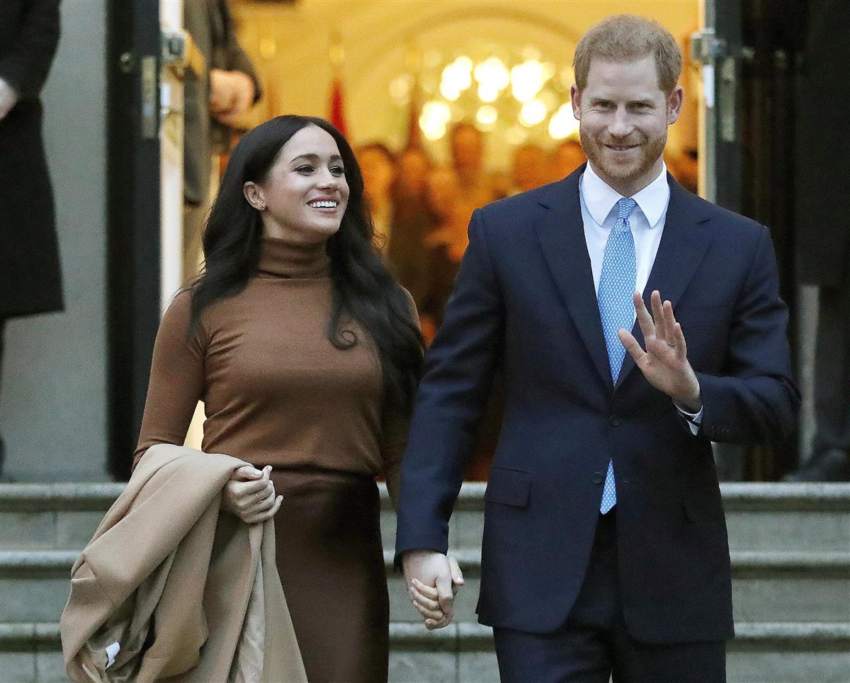 妻のメーガン妃(左)と手をつなぐ英ヘンリー王子(1月、AP)。米トランプ大統領を暗に批判するかのような発言が波紋を呼んでいる
