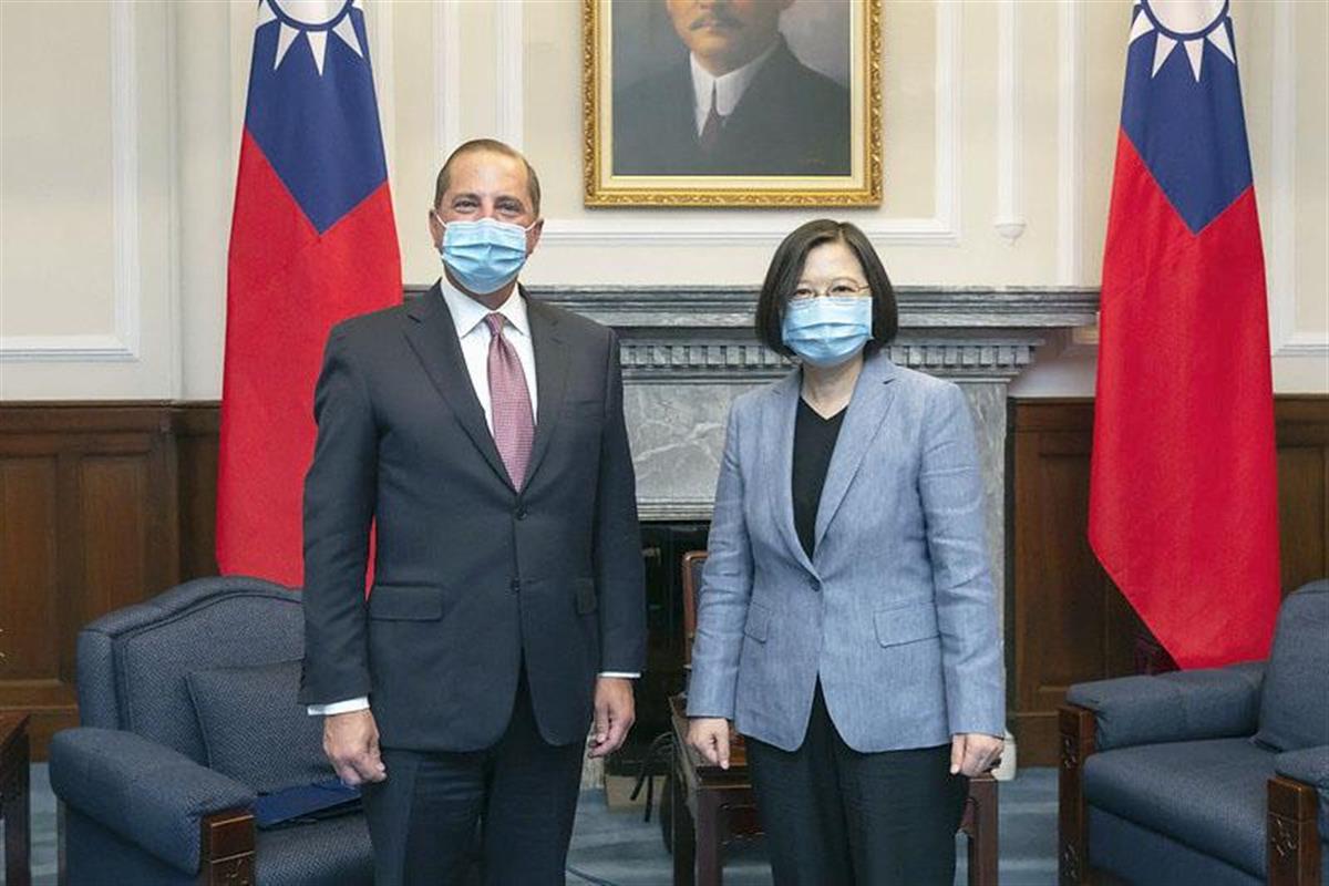 台湾総統府で会談した蔡英文総統(右)とアザー米厚生長官=8月10日、台北(台湾総統府提供・共同)